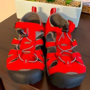 BNWT Keen sandals size 4. Great for outdoors, water, camps.
